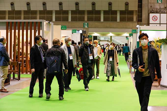 “Asia Furnishing Fair2022（日本亚洲家居展）“的会场一如往年， 铺上绿色地毯迎接各位客商的到来